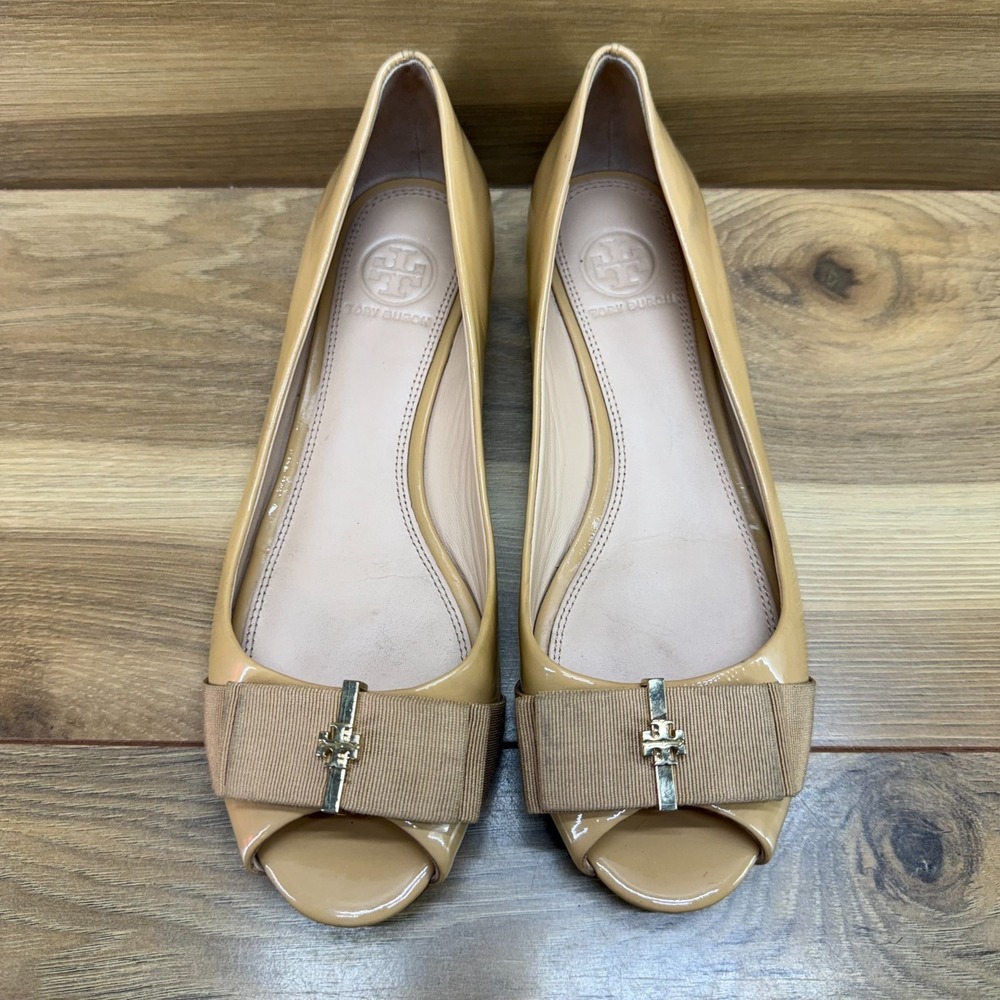 Tory Burch Trudy Peep Toe Flats 6.5 M Nude Tan Patent Leather Bow Gold logo